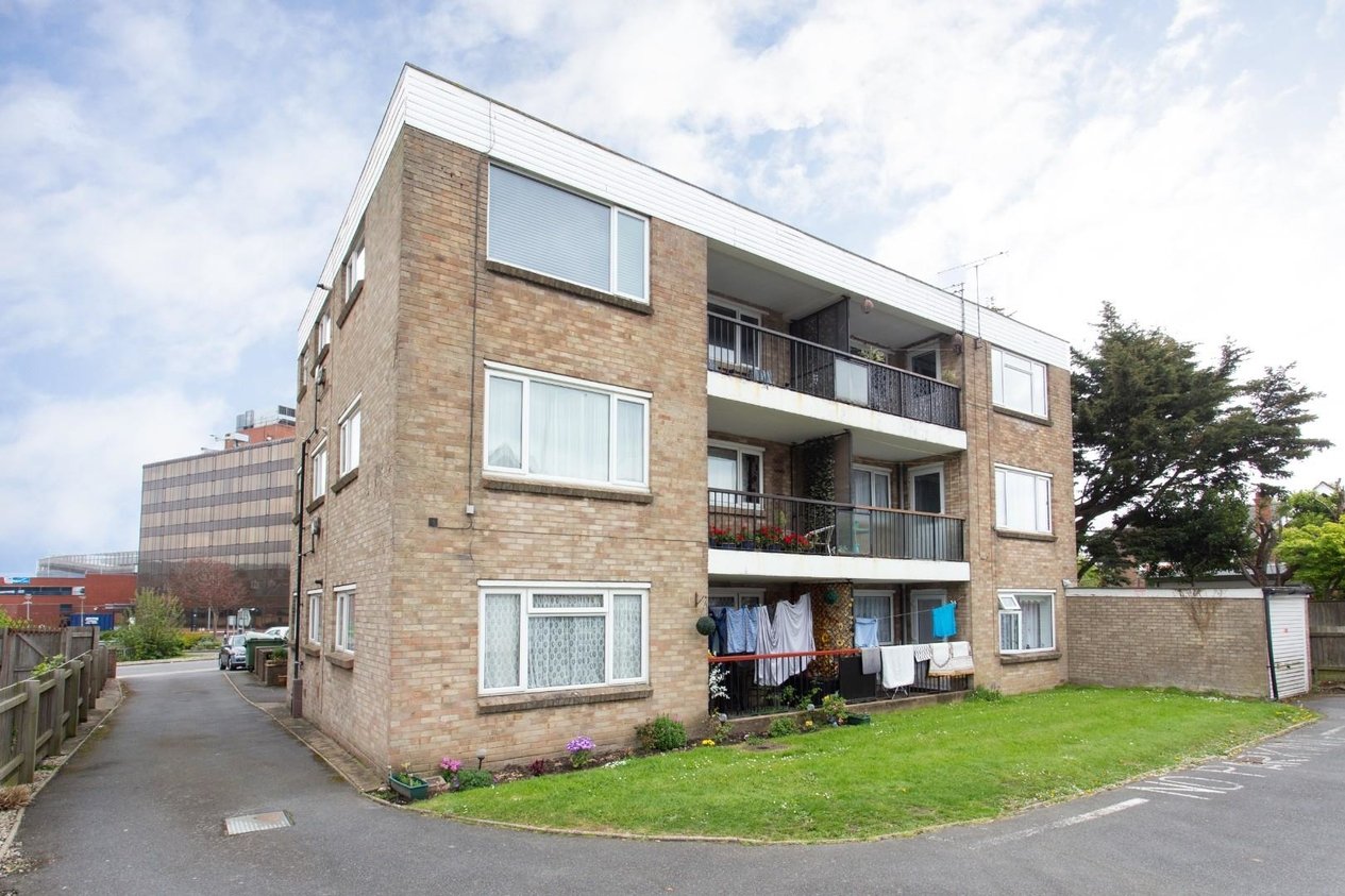 Properties Sold Subject To Contract in Knoll Court Cheriton Gardens