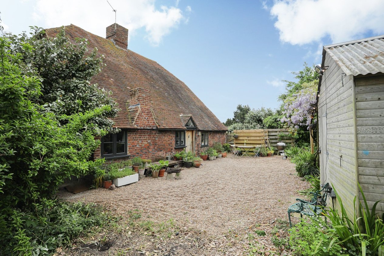 House Detached for sale in Luddenham,Faversham Miles & Barr