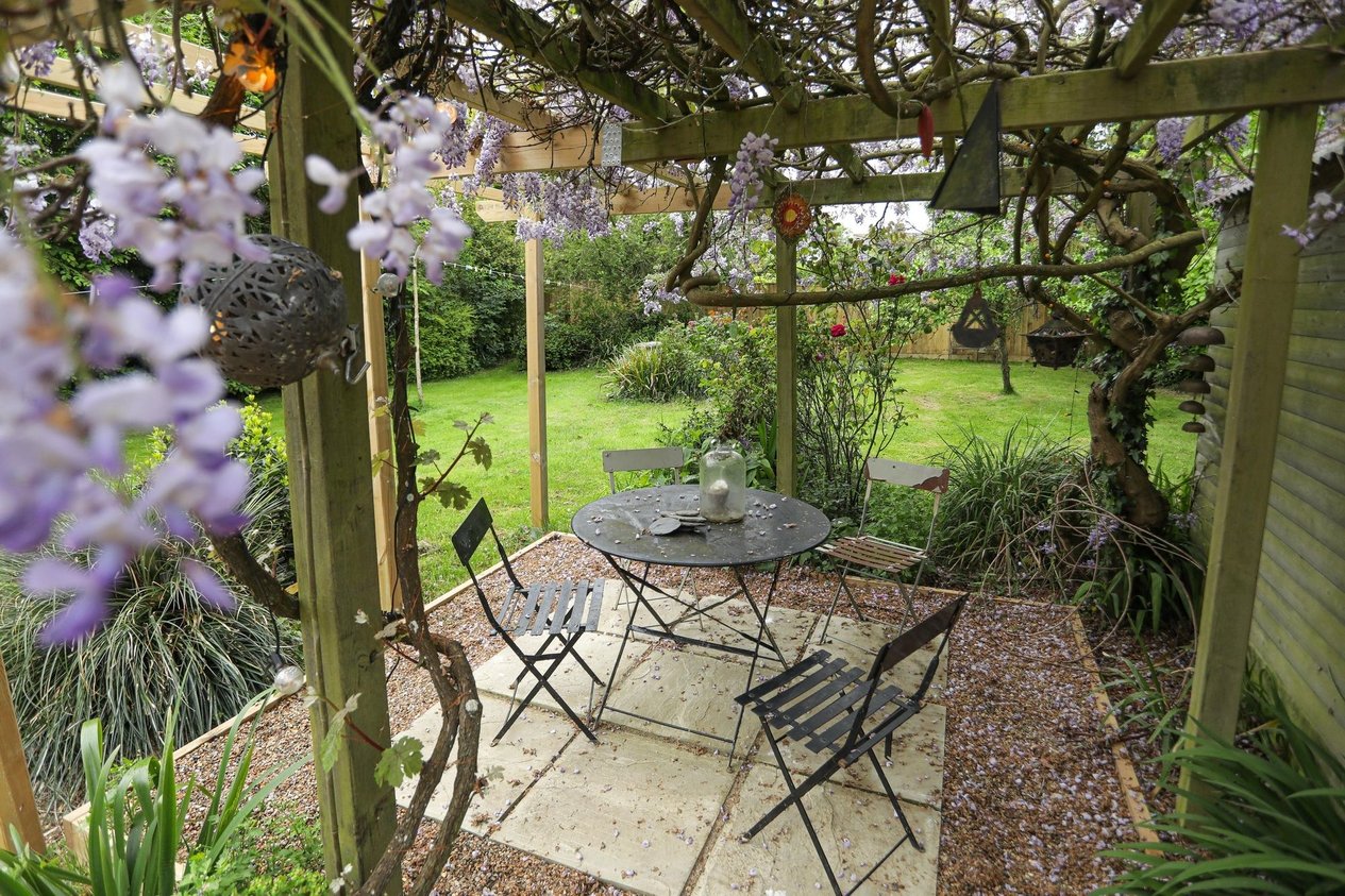 House Detached for sale in Luddenham,Faversham Miles & Barr