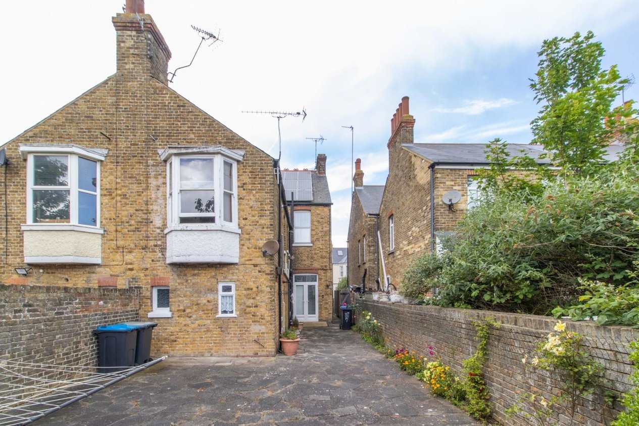 Properties Sold Subject To Contract in Lyndhurst Avenue 