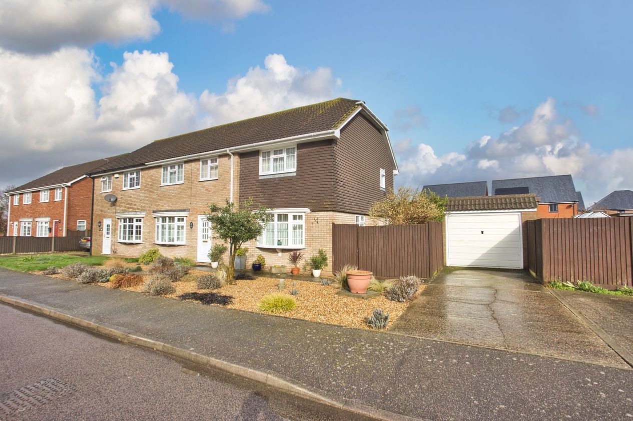 Properties Sold Subject To Contract in Matthews Close  Deal