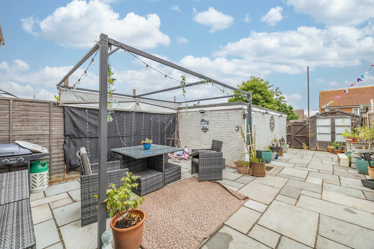 Properties For Sale in Pear Tree Walk Newington