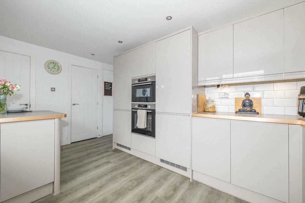 Properties For Sale in Pear Tree Walk Newington