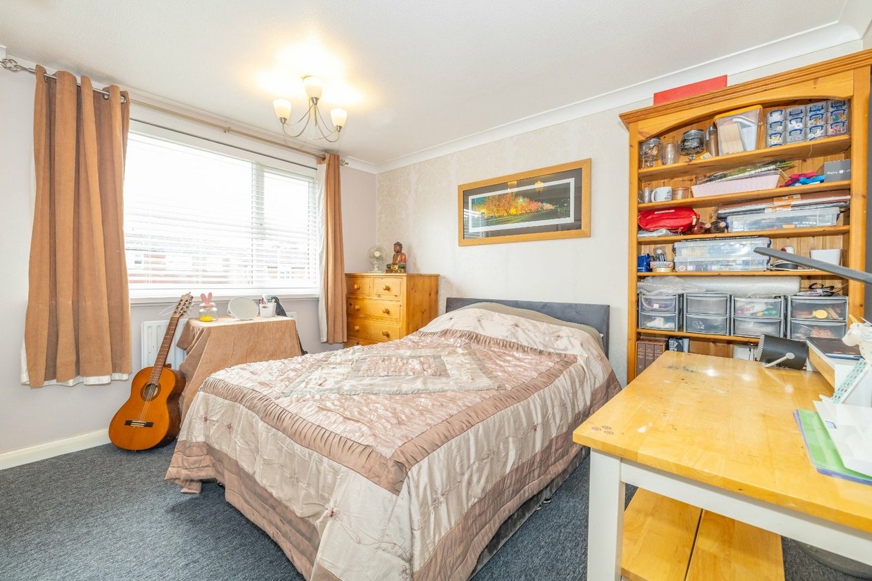 Properties For Sale in Pear Tree Walk Newington