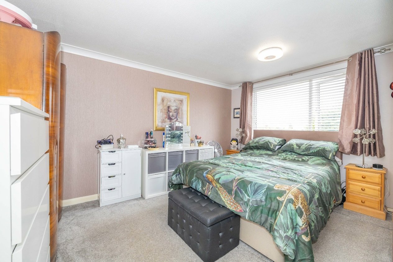 Properties For Sale in Pear Tree Walk Newington