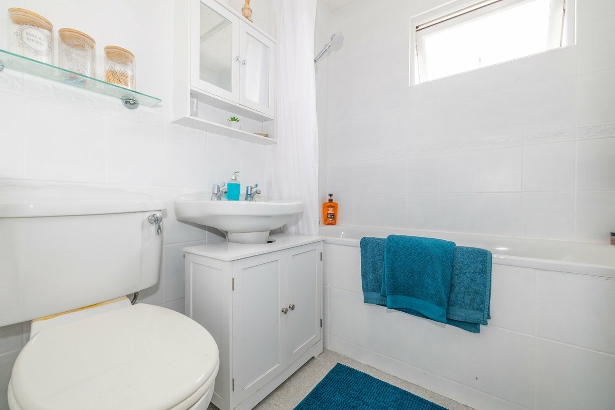 Properties For Sale in Pear Tree Walk Newington