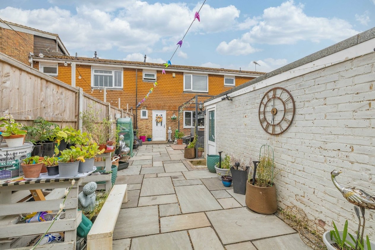 Properties For Sale in Pear Tree Walk Newington