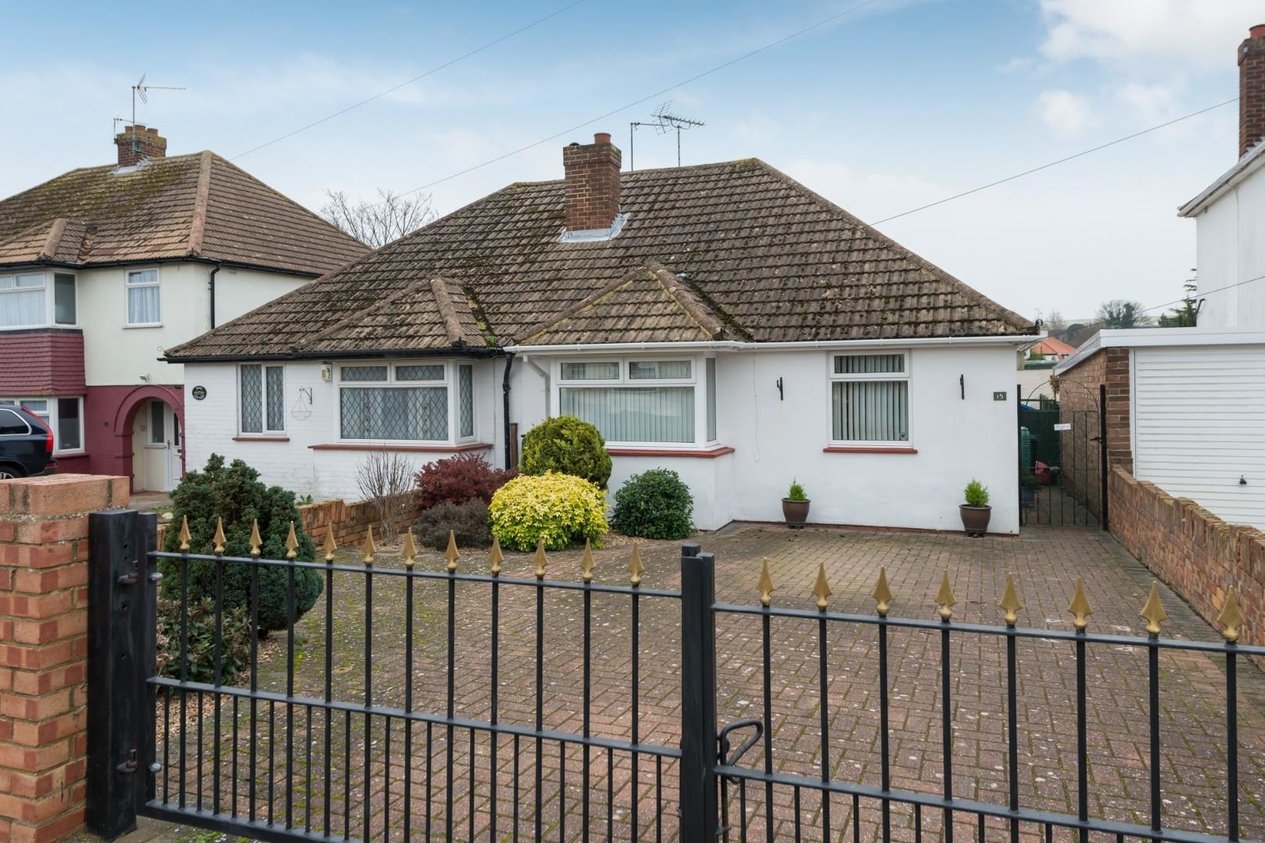 Properties Sold Subject To Contract in Pinewood Close 
