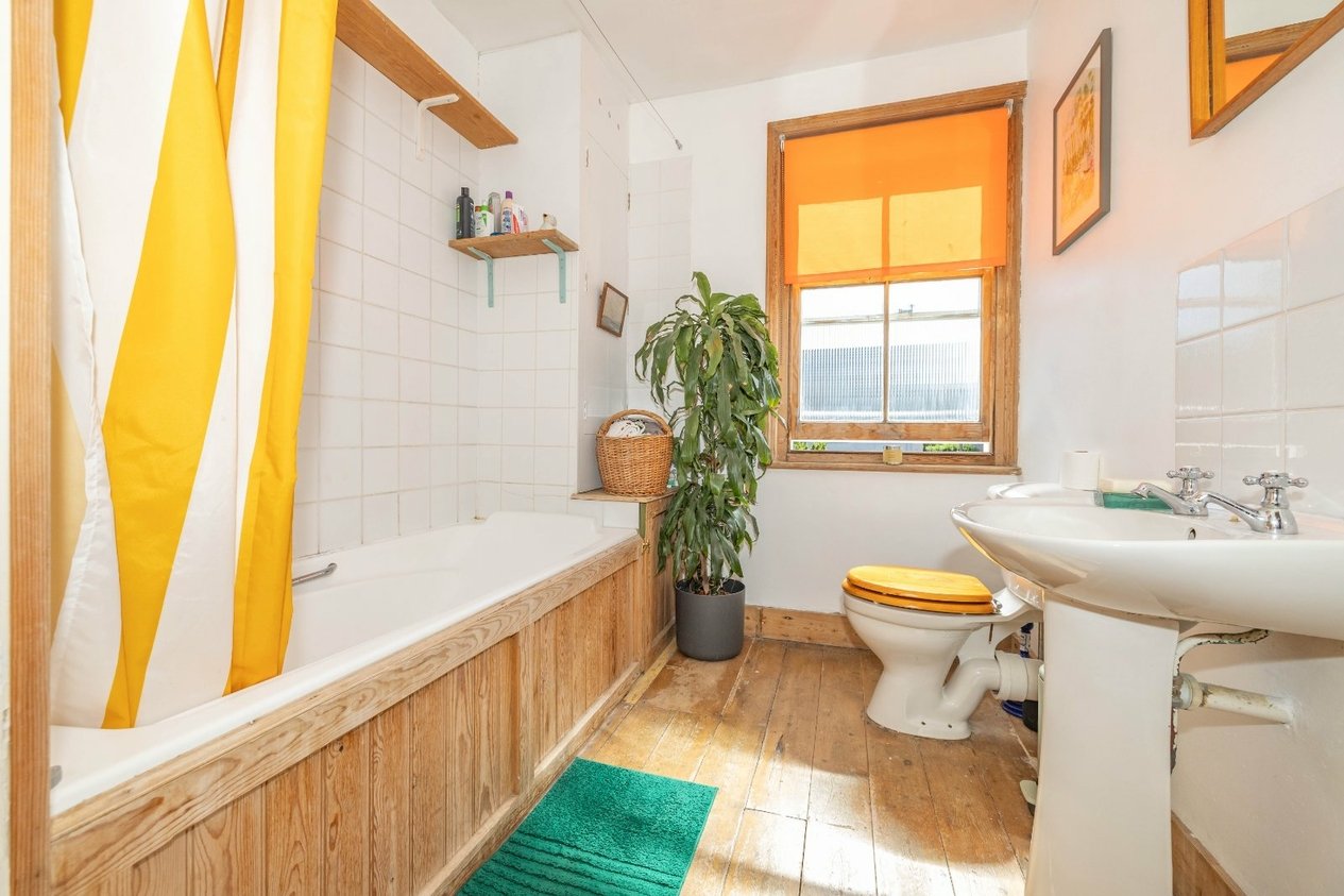 Properties Under Offer in Plantation Road Faversham