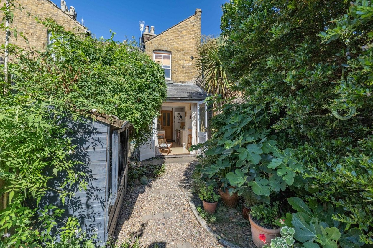 Properties Under Offer in Plantation Road Faversham