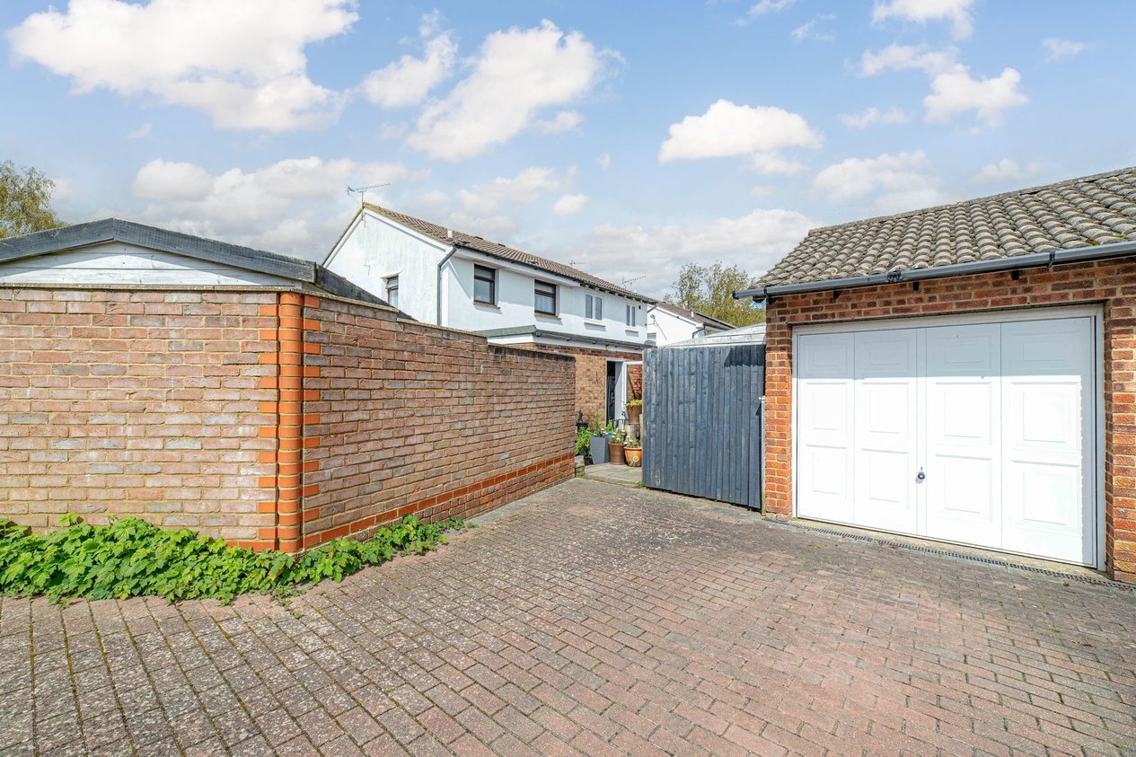 House Terraced for sale in Springwood Drive,Ashford Miles & Barr