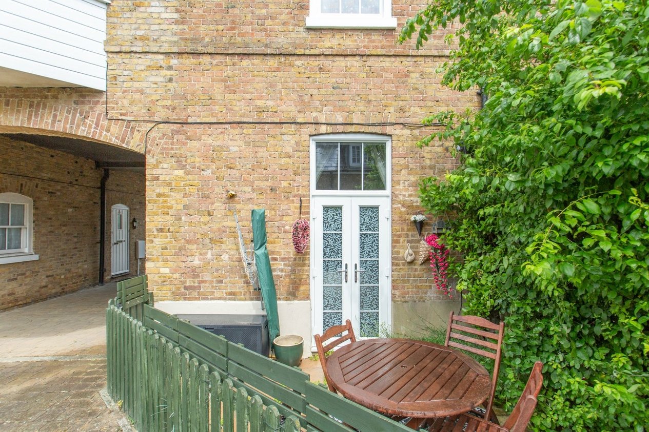 Properties For Sale in Swallow Court Herne Common
