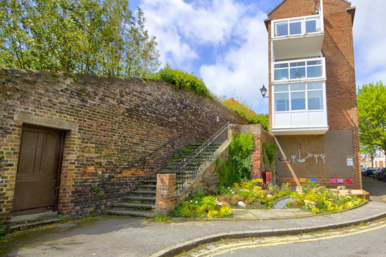 Properties Under Offer in The Parade Folkestone
