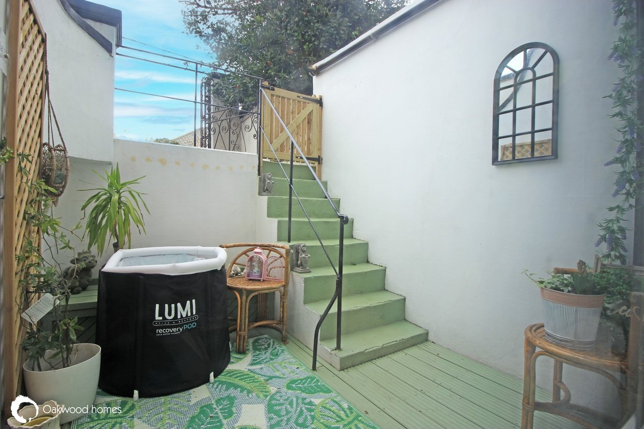 Properties Under Offer in Victoria Road 