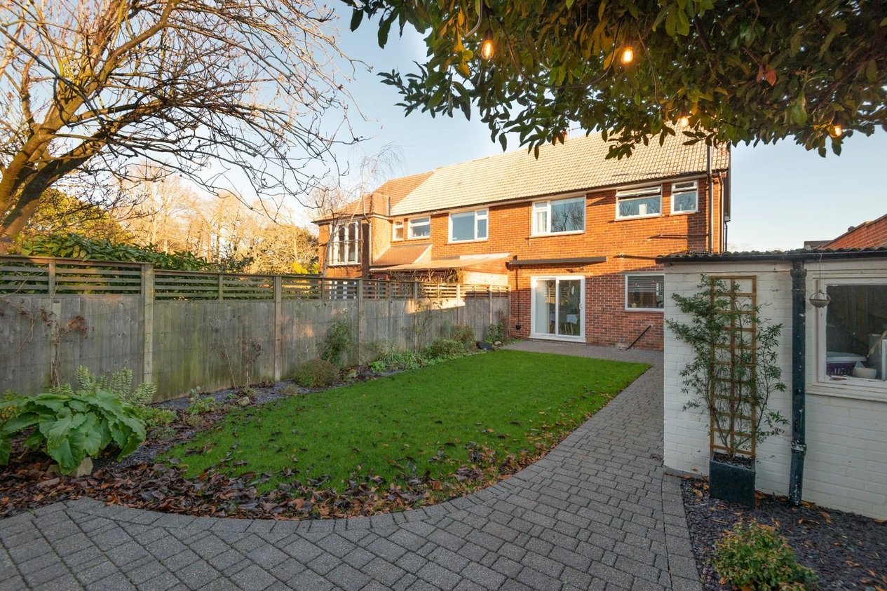 Properties Sold Subject To Contract in Wayne Close 