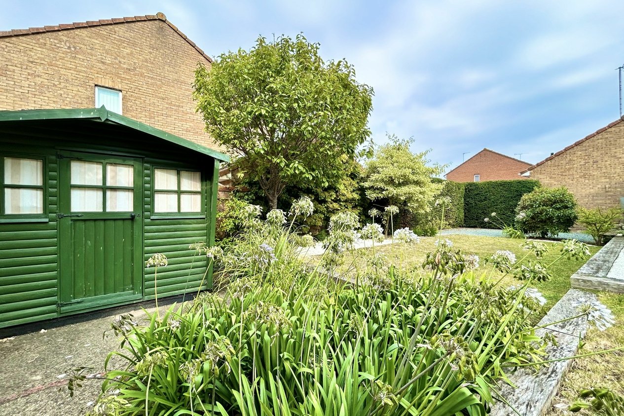 Properties Under Offer in Westerham Close 