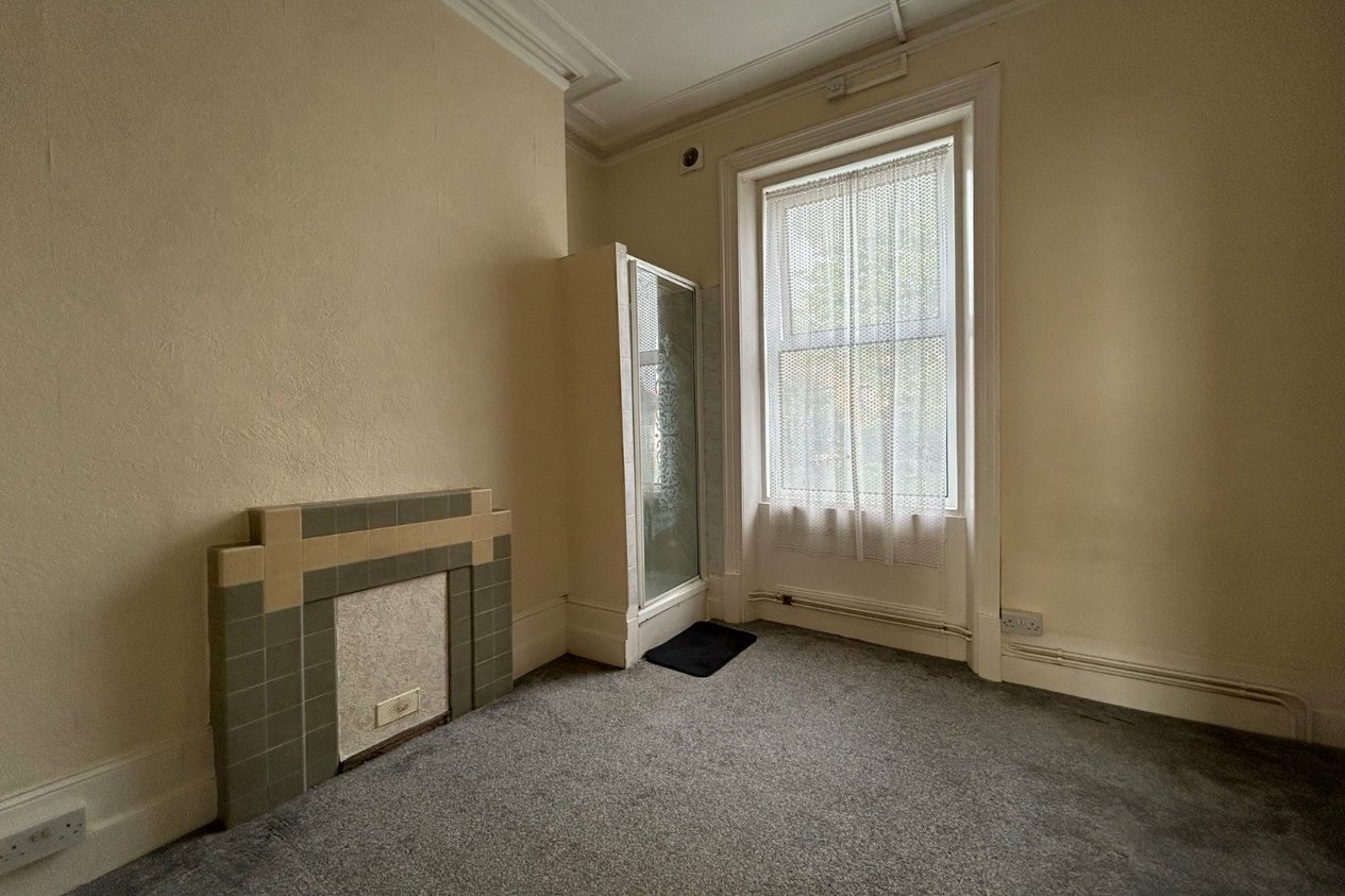 Properties To Let in First Floor Flat 45 Crescent Road
