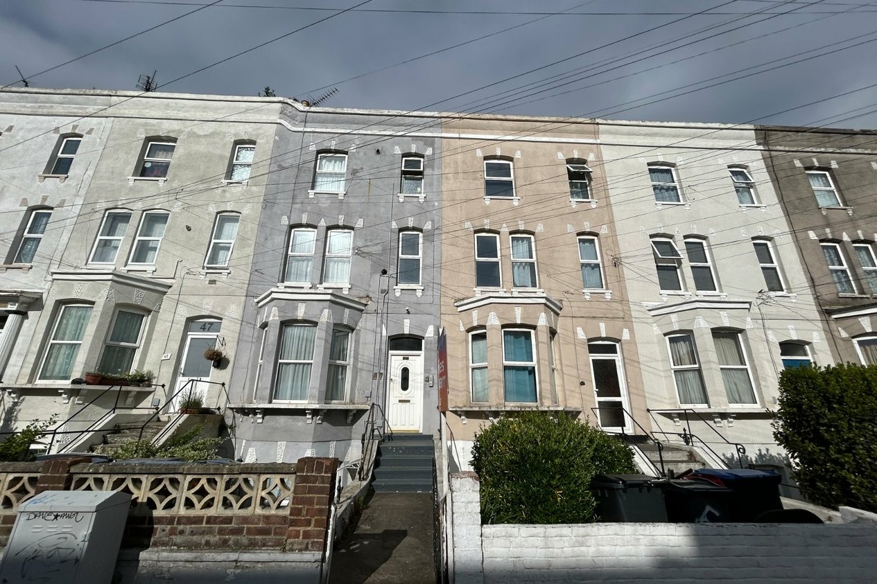 Properties To Let in First Floor Flat 45 Crescent Road