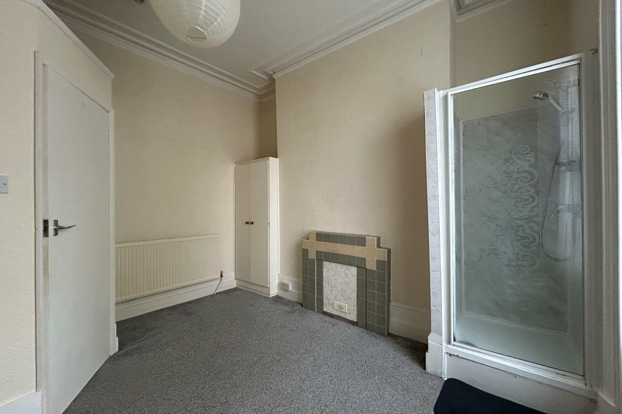 Properties To Let in First Floor Flat 45 Crescent Road