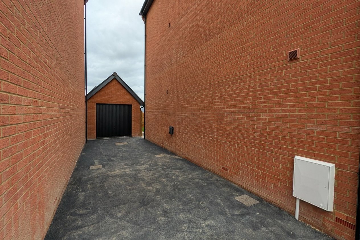 Properties To Let in Grenadier Drive Folkestone