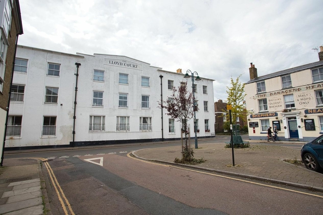 Properties To Let in High Street  Deal