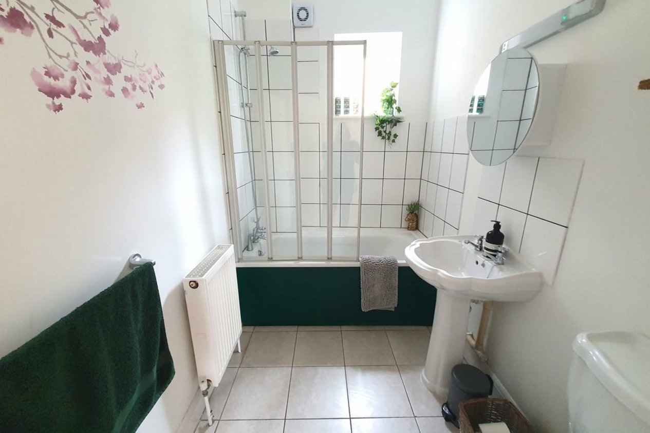 Properties To Let in Oyster Mews Skinners Alley