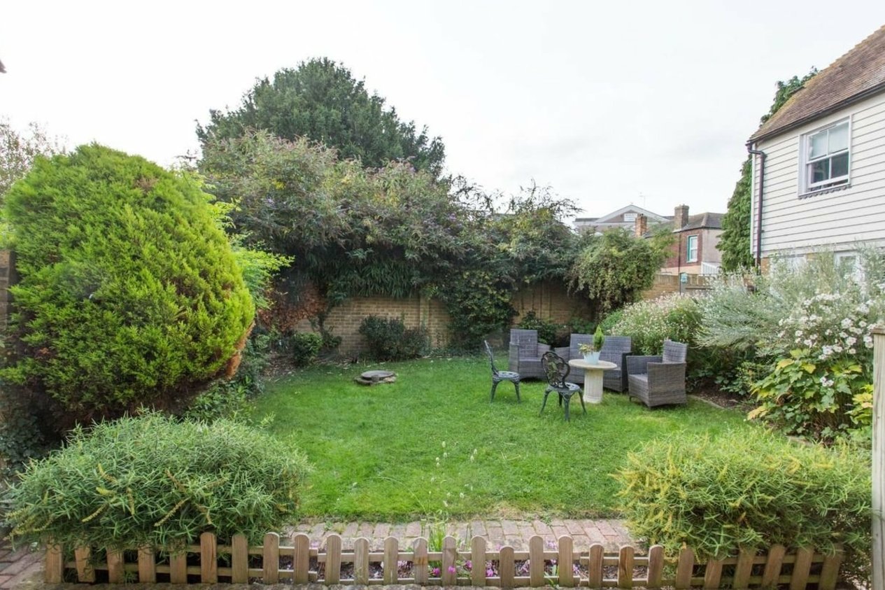 Properties To Let in Oyster Mews Skinners Alley
