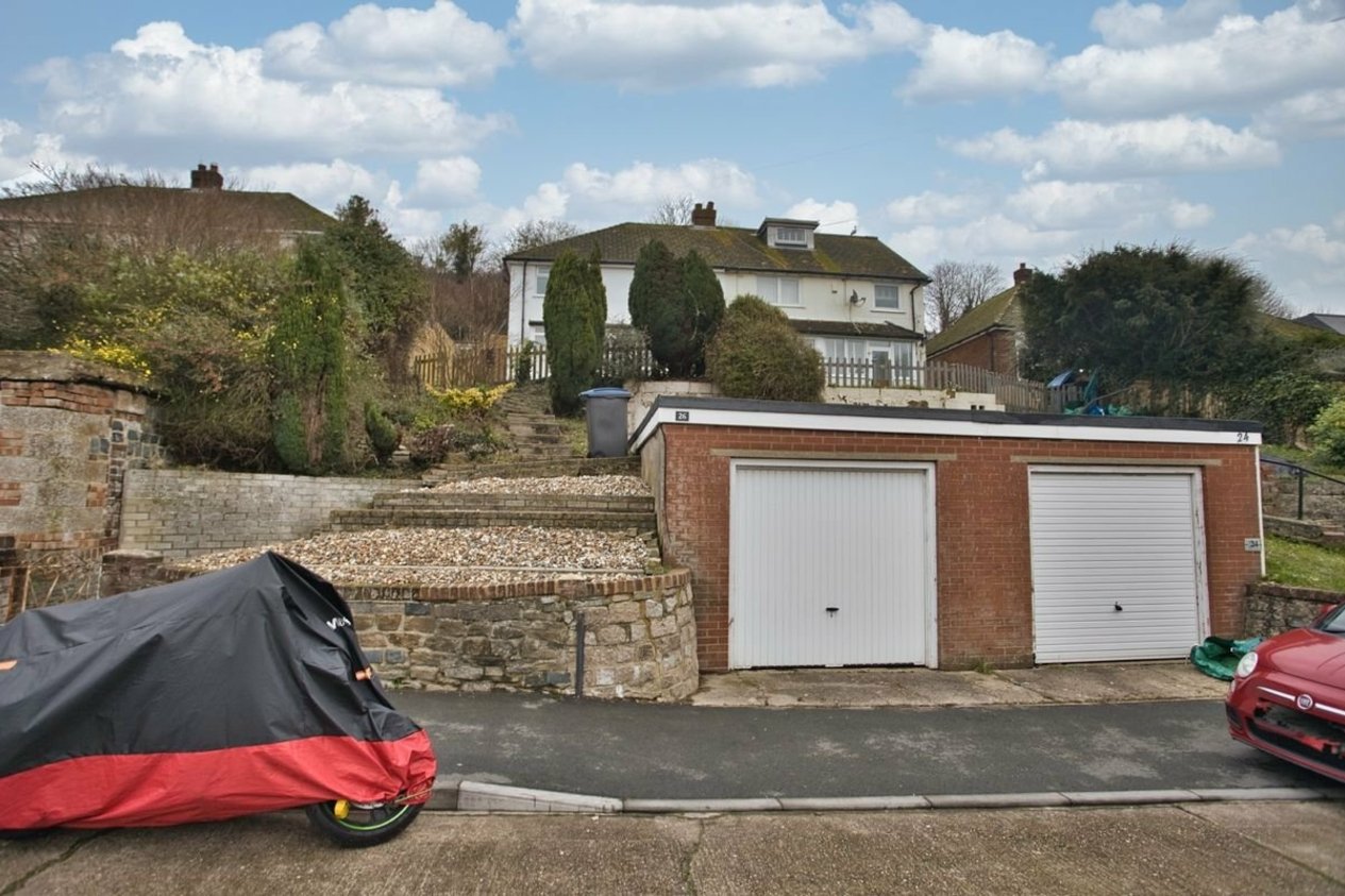 Properties Let in Queens Avenue Dover