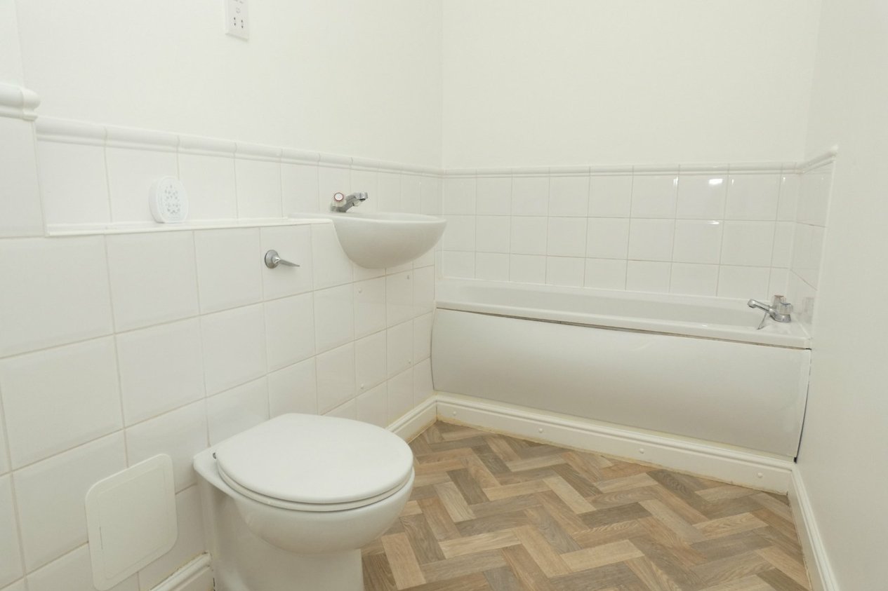 Properties To Let in Riverbank Way Ashford
