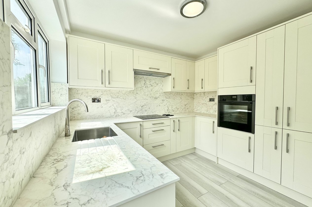 Properties Under Offer in Swinburne Avenue 