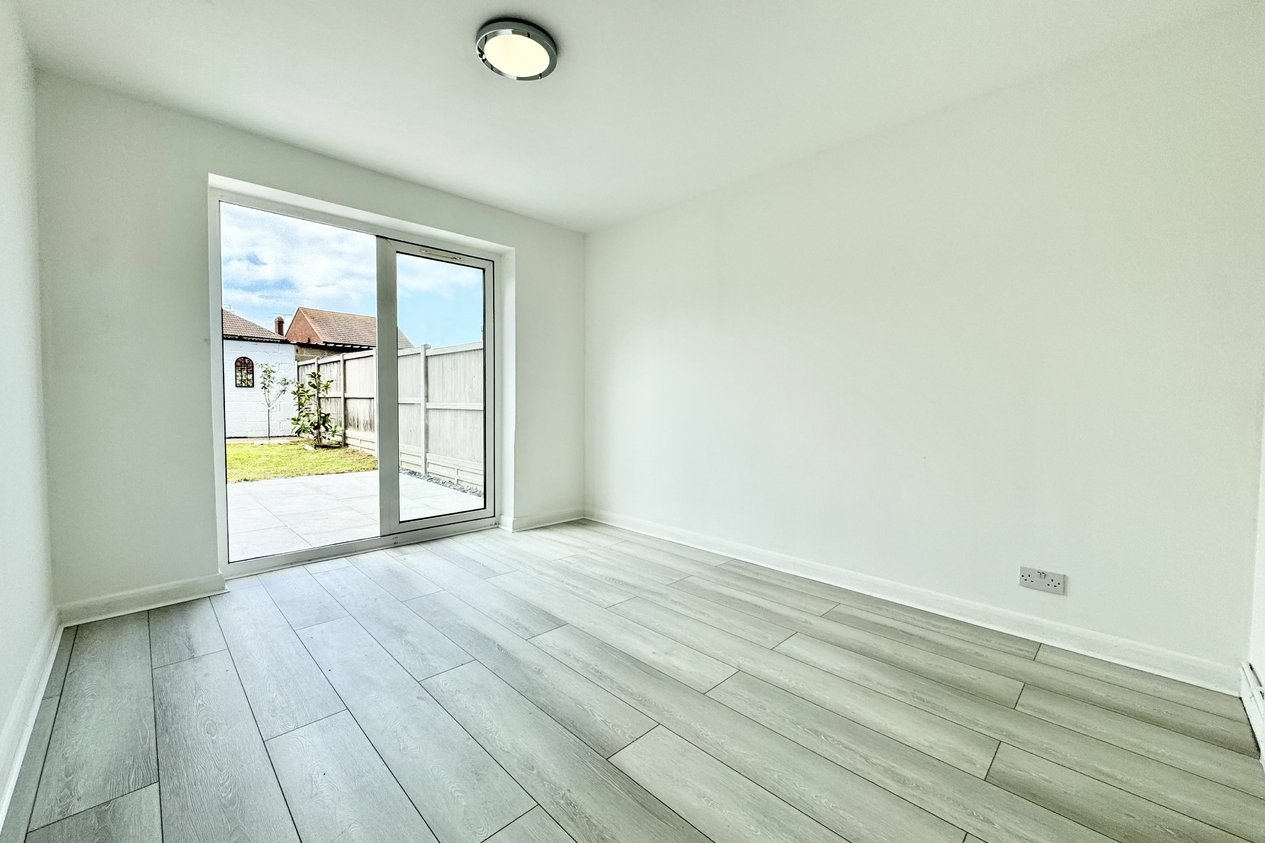 Properties Under Offer in Swinburne Avenue 