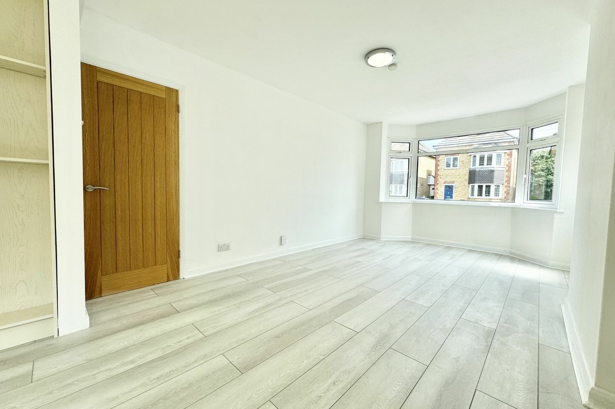Properties Under Offer in Swinburne Avenue 