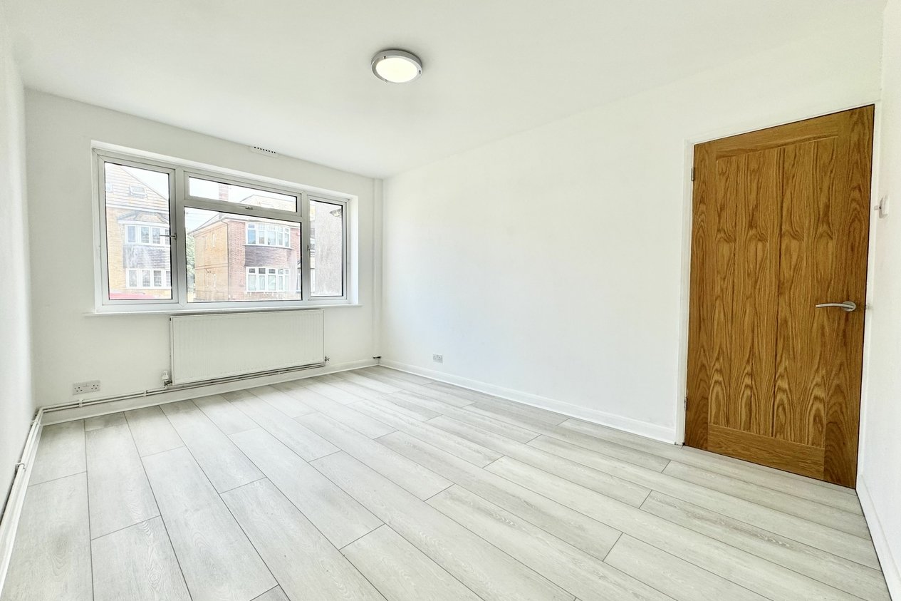 Properties Under Offer in Swinburne Avenue 