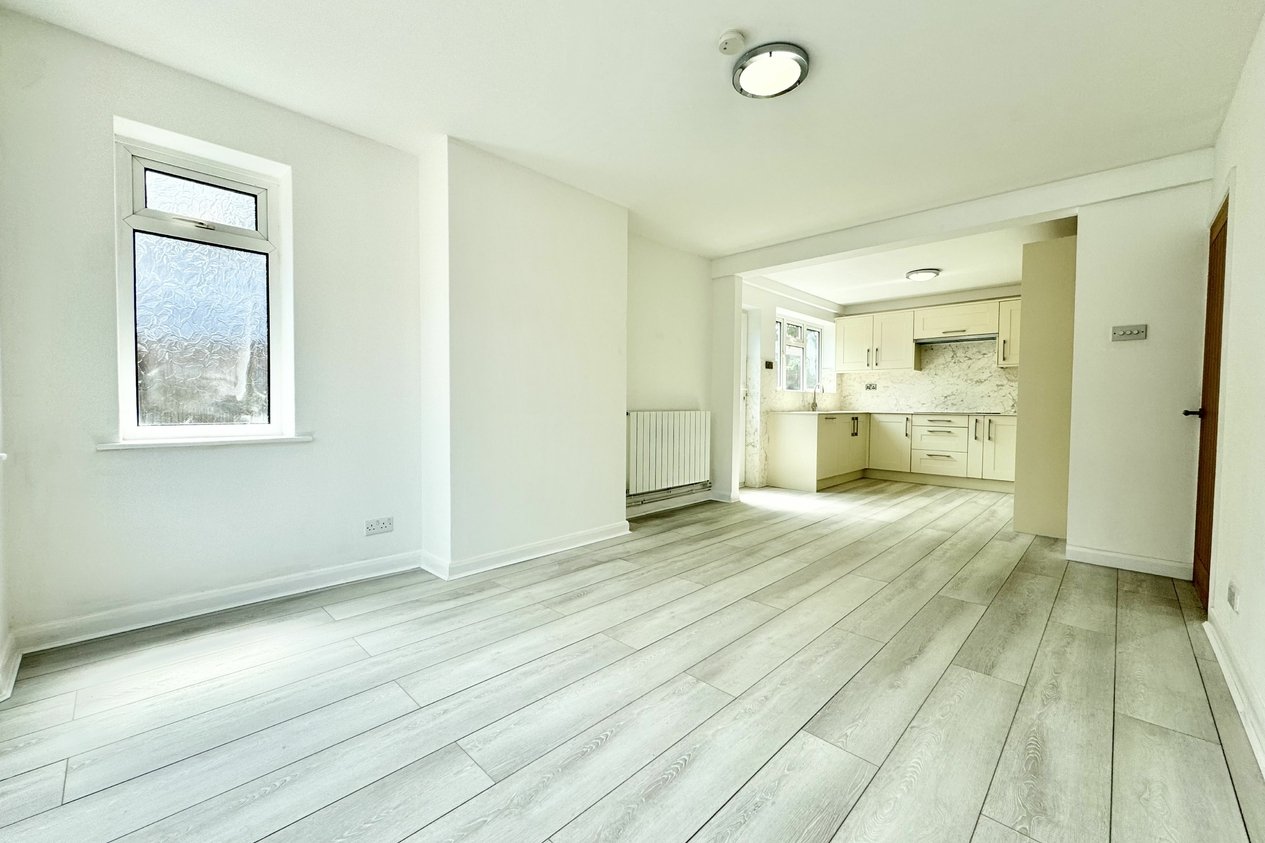 Properties Under Offer in Swinburne Avenue 