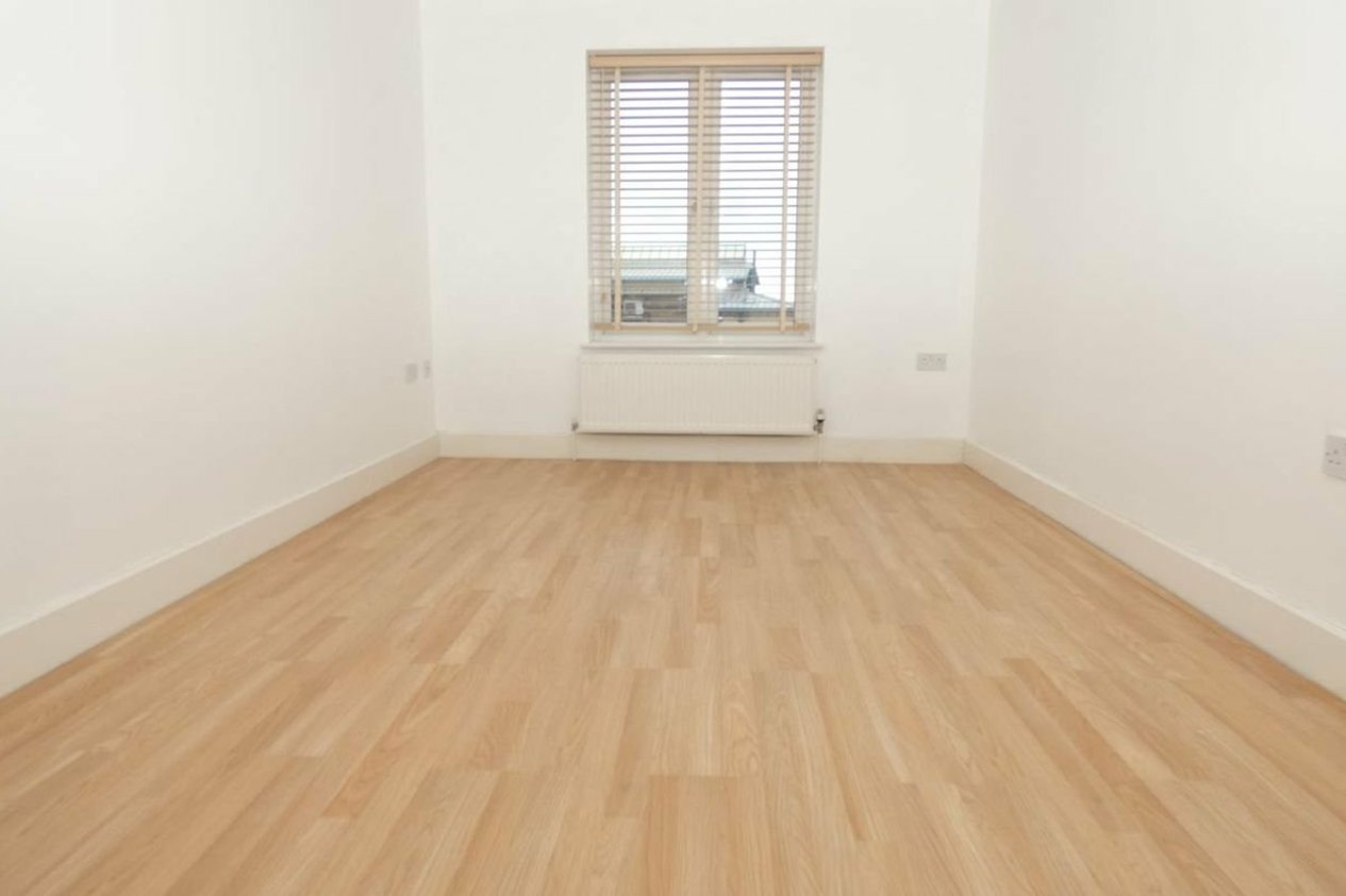 Properties To Let in The Barges Tower Parade
