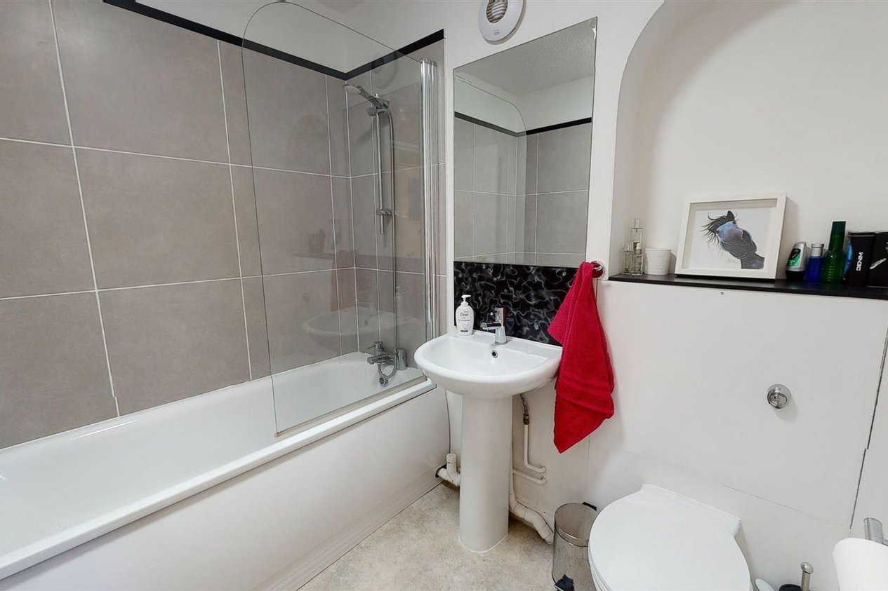 Properties To Let in The Marina  Deal