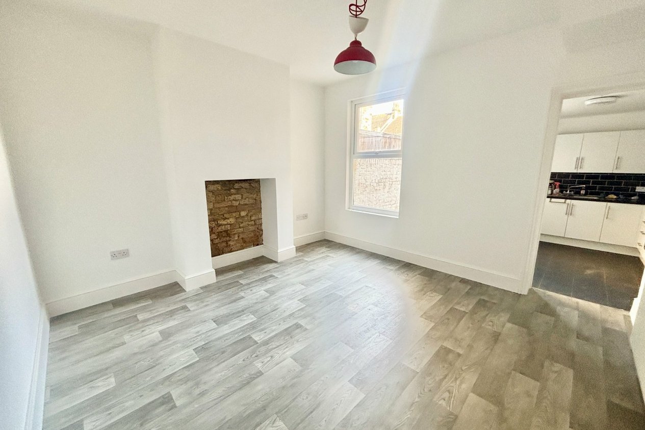 Properties Under Offer in Victoria Avenue 