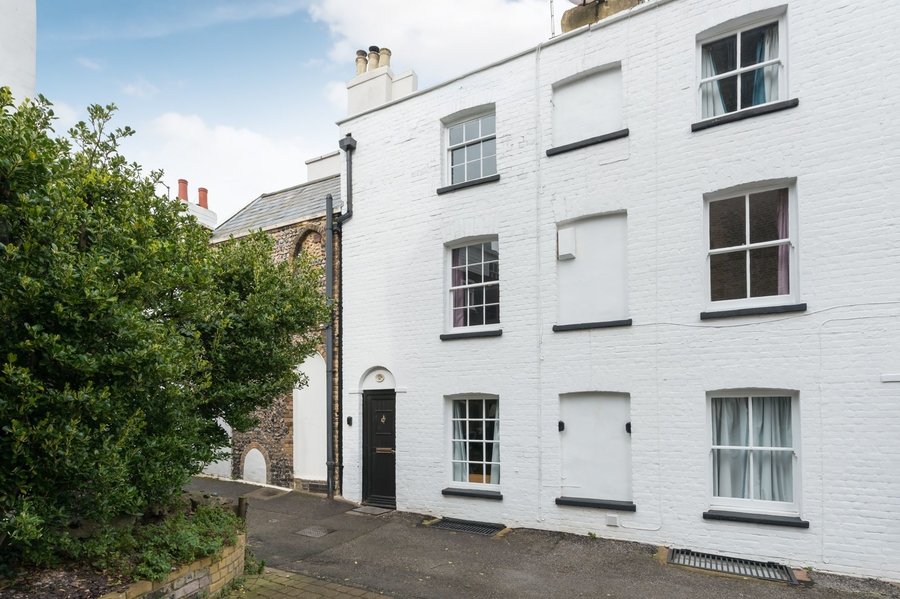 House Terraced for sale in Park Road,Ramsgate Miles & Barr
